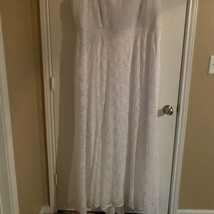 White lace wedding dress! Never worn! Can be worn strapless or with the straps